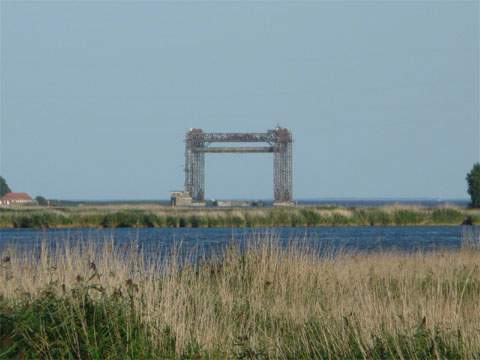 Die Peene kurz vor der Mündung: Die Ruine der Karniner Brücke kommt in Sicht.