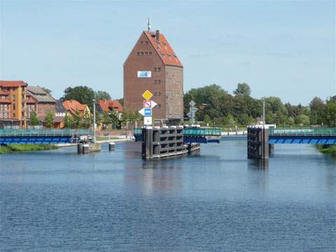 Peenebrücke von Loitz: Eine der letzten handbetriebenen Drehbrücken.