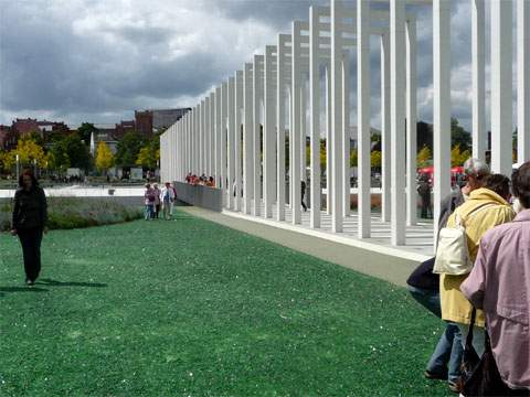 Reizvoller Gegensatz zwischen den klaren, geometrischen Formen der Architektur und der Vegetation.