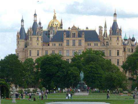 Das Schweriner Schloss bildet einen interessanten Kontrast zu der modernen Architektur der Bundesgartenschau.