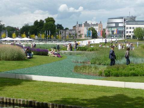 In der Stadt: Die Schweriner Bundesgartenschau fügt sich vorbildlich in das Stadtpanorama ein.