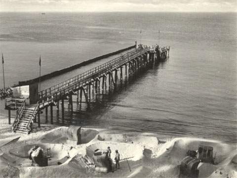 Beachtliche Bauwerke: Sandburgen in der Nähe der Seebrücke von Kölpinsee.