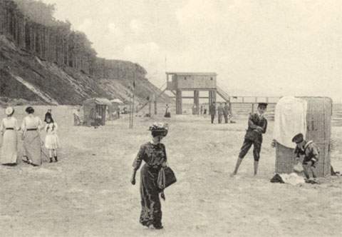 Zugeknöpft und hochgeschlossen: Sittsames Badeleben in der Kaiserzeit am Ostseestrand von Kölpinsee.