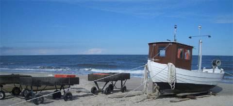 Fischerboot auf dem Ostseestrand von Koserow.