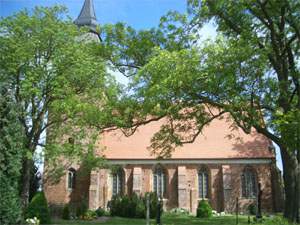 Kröslin: Kirche, Kirchhof und der große Sportboothafen am Peenestrom.