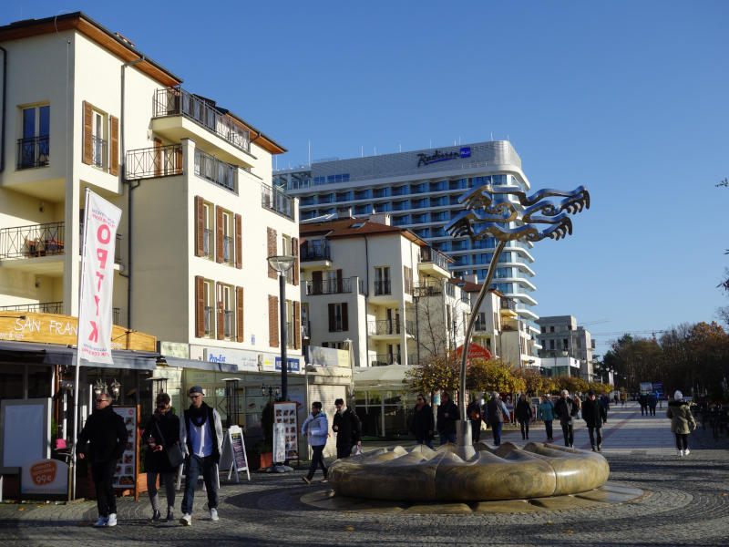 Strandpromenade des westpolnischen Ostseebades: Einkaufen in Swinemünde.